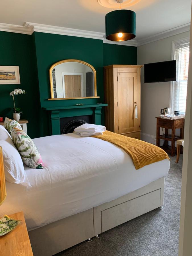 The Lazy Lion Bed & Breakfast Milford on Sea Dış mekan fotoğraf