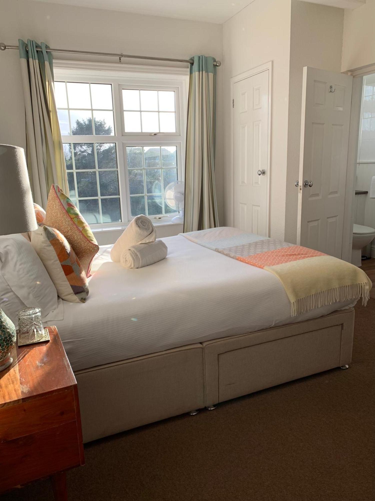 The Lazy Lion Bed & Breakfast Milford on Sea Dış mekan fotoğraf